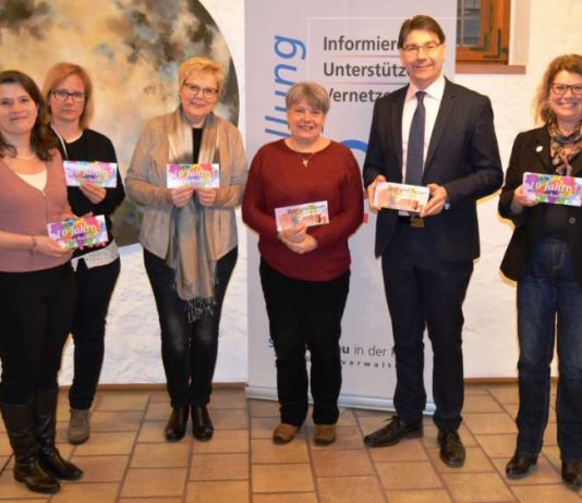 Brot und Rosen, die Zehnte: Barbara Dees, Gleichstellungsbeauftragte der Südlichen Weinstraße, Silke Mathes, Gleichstellungsbeauftragte des Pfalzklinikums, Jutta Rink, Gleichstellungsbeauftragte der Verbandsgemeinde Annweiler, Rosa Tritschler, Gleichstellungsbeauftragte der Verbandsgemeinde Herxheim, Landaus Oberbürgermeister Thomas Hirsch und Evi Julier, Gleichstellungsbeauftragte der Stadt Landau, bei der Vorstellung des Jubiläumsprogramms. (Foto: Stadt Landau in der Pfalz)