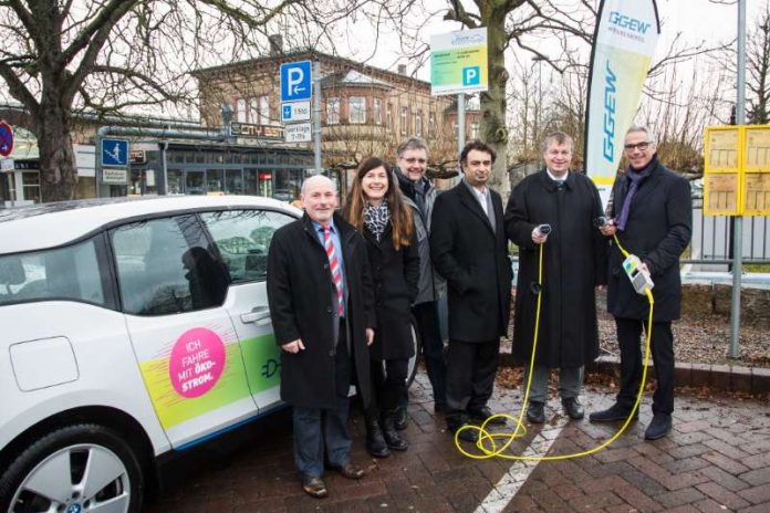 Bei der Einweihung des neuen E-CarSharing Ladepunktes in Bensheim: Rainer Babylon, Bereichsleiter Vertrieb & Services GGEW AG, Susanne Schäfer, Bereichsleiterin Marketing & Kommunikation GGEW AG, Andreas Born, Stadtrat der Stadt Bensheim, Adil Oyan, Stadtrat der Stadt Bensheim, Rolf Richter, Bürgermeister der Stadt Bensheim, Carsten Hoffmann, Vorstand GGEW AG. (Foto: GGEW AG/Marc Fippel Fotografie)