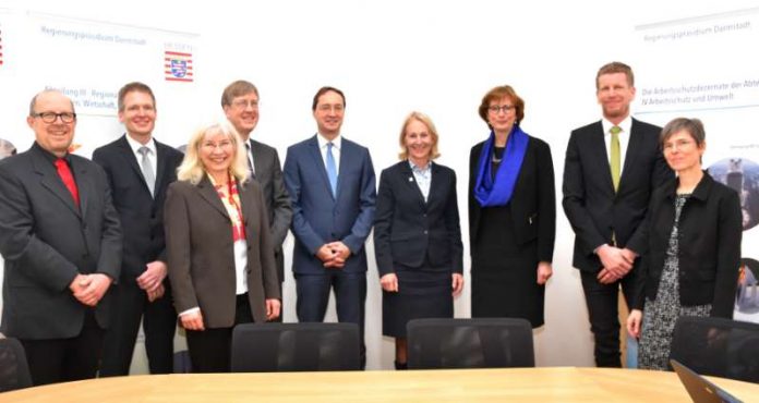 Staatssekretärin Dr. Bernadette Weyland (Vierte von rechts) mit Regierungspräsidentin Brigitte Lindscheid (Dritte von rechts), Regierungsvizepräsident Dr. Alexander Böhmer (Zweiter von links) sowie den Abteilungsleiterinnen und Abteilungsleitern des RP Darmstadt. (Foto: Regierungspräsidium)