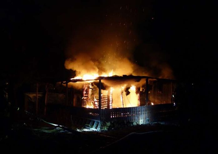 Brennende Gartenhütte (Foto: Feuerwehr)