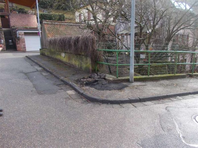 Der beschädigte Gehweg (Foto: Polizei RLP) Der beschädigte Gehweg (Foto: Polizei RLP)