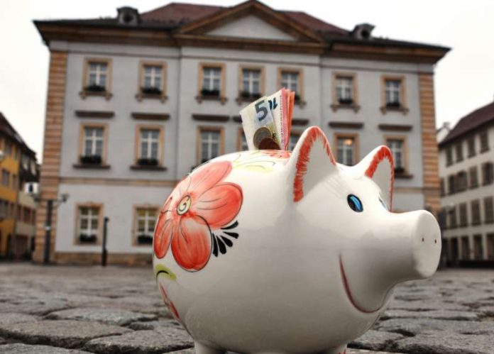 Landau muss sparen: Die ADD hält die Stadt an, den derzeitigen Sparkurs beizubehalten und alle verbliebenen Einnahmemöglichkeiten auszuschöpfen. Bereits im laufenden Haushaltsjahr muss die Stadt 100.000 Euro im Teilhaushalt 15 („Freiwillige Leistungen“) einsparen. (Foto: Stadt Landau in der Pfalz) Landau muss sparen: Die ADD hält die Stadt an, den derzeitigen Sparkurs beizubehalten und alle verbliebenen Einnahmemöglichkeiten auszuschöpfen. Bereits im laufenden Haushaltsjahr muss die Stadt 100.000 Euro im Teilhaushalt 15 („Freiwillige Leistungen“) einsparen. (Foto: Stadt Landau in der Pfalz)
