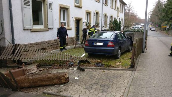 Der PKW im Vorgarten eines Mehrfamilienhauses (Foto: Feuerwehr)