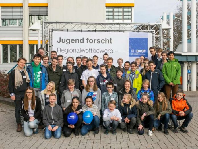 Jugend forscht bei BASF in Lampertheim: 47 Schülerinnen und Schüler aus der Region stellten ihre Projekte beim Regionalwettbewerb Hessen/Bergstraße vor. (Foto: BASF SE) Jugend forscht bei BASF in Lampertheim: 47 Schülerinnen und Schüler aus der Region stellten ihre Projekte beim Regionalwettbewerb Hessen/Bergstraße vor. (Foto: BASF SE)