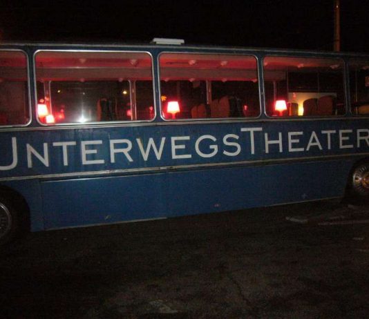 Der Bus des UnterwegsTheaters Heidelberg, der inzwischen in der Hebelhalle eine feste Bleibe hat. (Foto: Hannes Blank)