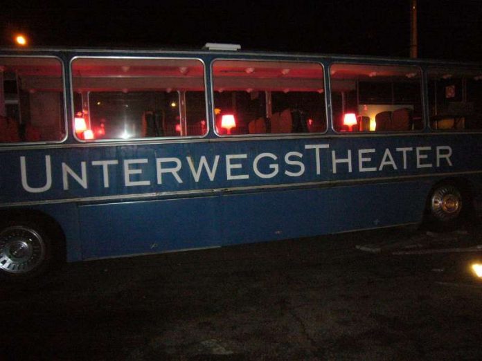 Der Bus des UnterwegsTheaters Heidelberg, der inzwischen in der Hebelhalle eine feste Bleibe hat. (Foto: Hannes Blank)