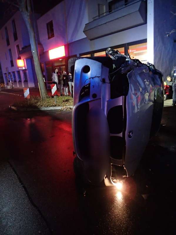 Das beschädigte Auto (Foto: Polizei RLP)