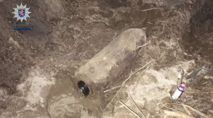 Die Bombe vor der Entschärfung (Foto: Polizei HE) Die Bombe vor der Entschärfung (Foto: Polizei HE)