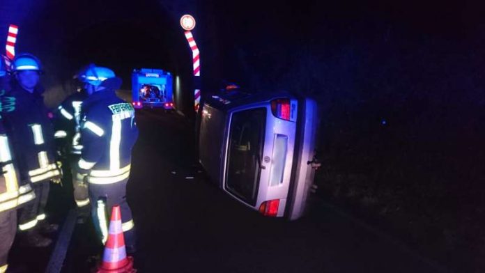 Ein PKW lag auf der Seite (Foto: Feuerwehr) Ein PKW lag auf der Seite (Foto: Feuerwehr)