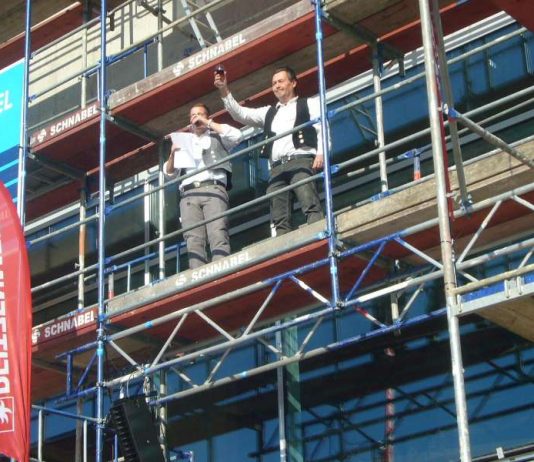 Bauleiter Max Kunkel (links) und Polier Uwe Boos sagten den traditionellen Richtspruch auf (Foto: Hannes Blank)