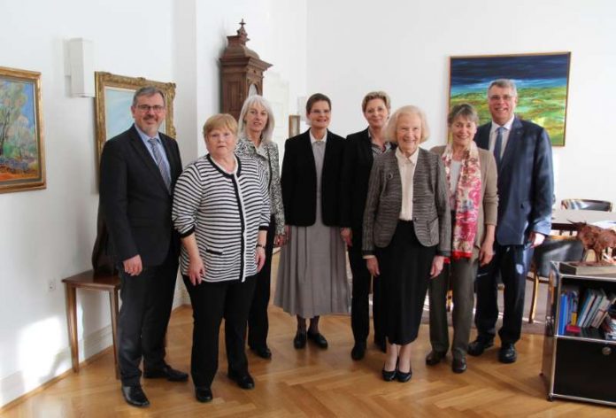 v.l.: OB Hansjörg Eger, Christa Benz (Ambulanter Hospiz- und Palliativberatungsdienst), Anette Schmidt (Leiterin Sozialgericht, Jury), Sr. Isabelle Wien (Oberin Diakonissen Speyer-Mannheim), Sibylle Deege (Ambulanter Hospiz- und Palliativberatungsdienst), Isolde Wien, Ursula Wörn (Hospiz im Wilhelminenstift), Kirchenpräsident Christian Schad (Foto: Stadt Speyer)