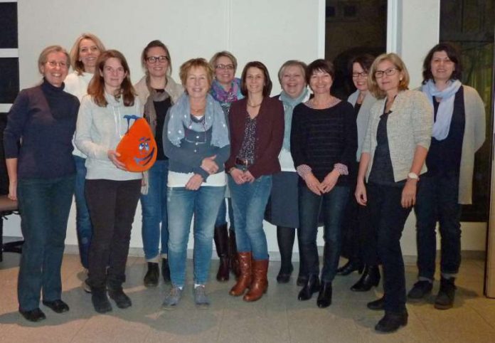 Im Einsatz für bewusste Kinderernährung - das BeKi-Team des Rhein-Neckar-Kreises: (von rechts nach links) Stephanie Henrich, Gisela Amaya, Sigrid Fell-meth, Karin Nischwitz, Corinna Bauder, Sabine Thuy, Alexandra Wäsch, Elisa-beth Schuch, Kerstin Wabnigg, Daniele Stähle, Elisabeth Sentker und Uschi Schneider. (Foto: Landratsamt)