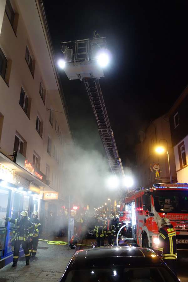 In der Lüftungsanlage über einer Feuerstelle kam es zu einem Brand. Hierbei kam es zu einer starken Rauchentwicklung im Bereich des Restaurants und aus dem Kamin. (Foto: Feuerwehr)