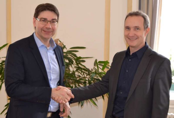 Oberbürgermeister Thomas Hirsch (l.) empfing den neuen Leiter der Berufsbildenden Schule Landau, Wolfgang Peters, jetzt im Rathaus zum gemeinsamen Austausch. (Foto: Stadt Landau in der Pfalz)