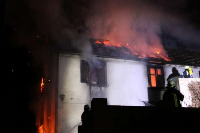 Das Haus brannte aus (Foto: Feuerwehr) Das Haus brannte aus (Foto: Feuerwehr)