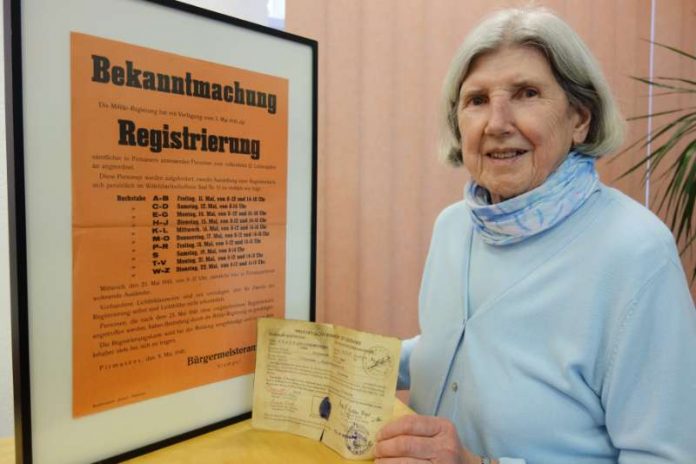 Elisabeth Stock hat dem Stadtarchiv eine Registrierungskarte ihrer Mutter Anna überlassen. Im Mai 1945 hatte die Militärregierung die Registrierung aller in Pirmasens anwesenden Personen angeordnet, um eine Verwaltungsstruktur in der zerbombten Siebenhügelstadt aufbauen zu können. (Foto: Zwick)