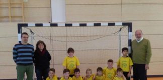 die glücklichen Gewinner mit Kreisbeigeordnetem Manfred Gräf (rechts), Schulsportbeauftragtem Phlipp Kettenbach (links) und Abteilungsleiterin Aylin Höppner (2. von links) (Foto: Kreisverwaltung)