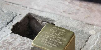 Stolpersteine erinnern an die Opfer des Nationalsozialismus und werden vor deren letzten frei gewählten Wohnorten in den Boden eingelassen – hier etwa vor dem Landauer Frank-Loebschen Haus in Erinnerung an Olga Loeb. (Foto: Stadt Landau in der Pfalz)