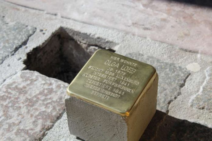 Stolpersteine erinnern an die Opfer des Nationalsozialismus und werden vor deren letzten frei gewählten Wohnorten in den Boden eingelassen – hier etwa vor dem Landauer Frank-Loebschen Haus in Erinnerung an Olga Loeb. (Foto: Stadt Landau in der Pfalz)