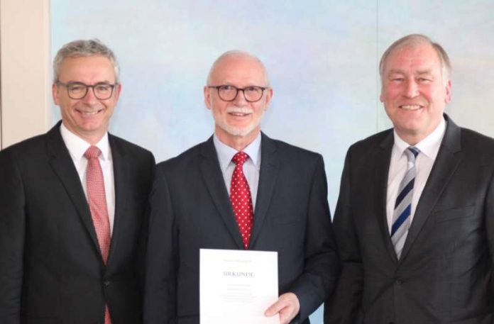 v.l.: Landrat Dr. Christoph Schnaudigel verabschiedete Amtsleiter Johannes-Georg Stritt im Beisein von Ministerialdirektor Hartmut Alker. (Foto: Landratsamt)