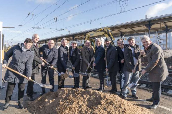 Oberbürgermeister Dr. René Pöltl Stadt Schwetzingen, Christian Specht Erster Bürgermeister Stadt Mannheim und Vorsitzender des Zweckverbandes Verkehrsverbund Rhein-Neckar, Landrat Stefan Dallinger Rhein-Neckar-Kreis, Hans-Jürgen Vogt, Leiter Bahnhofsmanagement DB Station & Service AG Mannheim, MdL Hermino Katzenstein, MdL Manfred Kern, Bürgermeister Matthias Steffan Stadt Schwetzingen (Foto: VRN/Wolf)