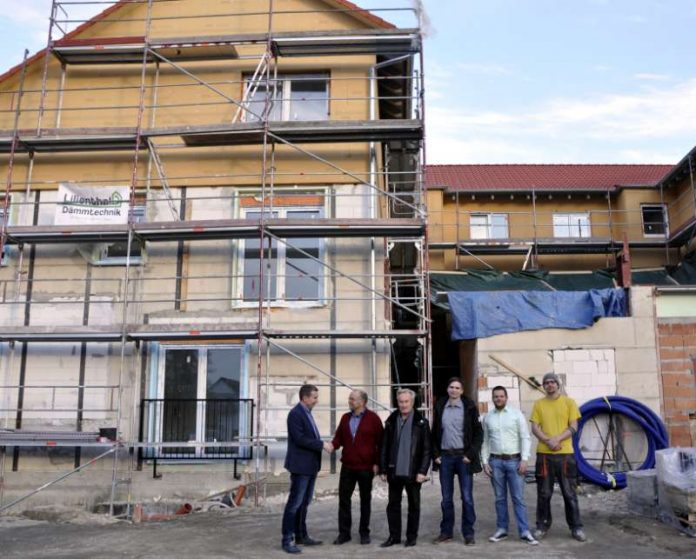 Kreisbeigeordneter Karsten Krug besucht die neue Gemeinschaftsunterkunft im Mörlenbacher Ortsteil Weiher (Foto: Kreis Bergstraße)