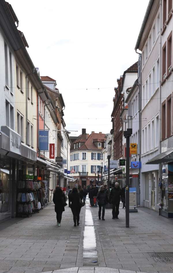 Die Landauer Innenstadt ist ein attraktiver und lebendiger Einkaufsort. Um das sicherstellen zu können, wird mit Hilfe eines Einzelhandelskonzepts gezielt gesteuert. Die Bestrebungen, im nahen Rohrbach ein Einkaufszentrum mit rund 10.000 Quadratmetern Verkaufsfläche, davon mehr als 6.000 Quadratmeter mit Kleidung, zu errichten, konterkarieren diese Bemühungen. (Foto: Stadt Landau in der Pfalz)