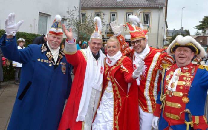 OB Peter Feldmann in Klaa Paris mit Dietmar Pontow, dem Prinzenpaar und Gerhard Boch (Foto: Bernd Kammerer)