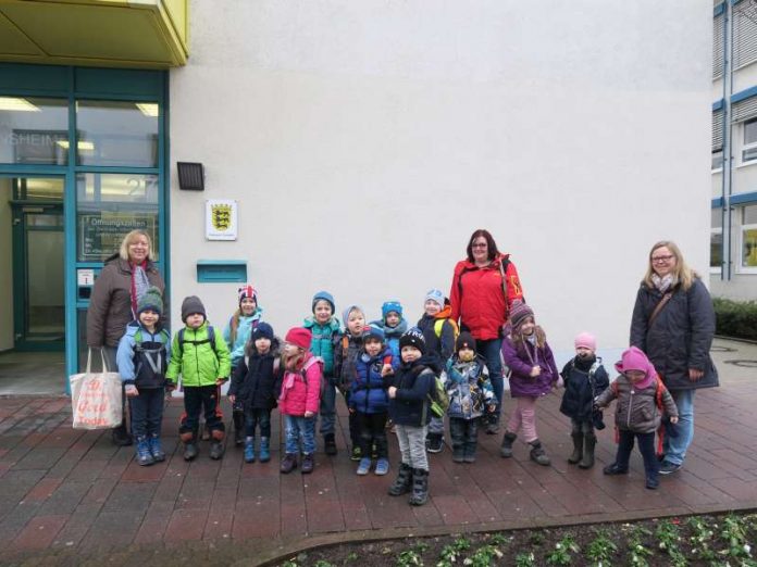 Kinder und Betreuerinnen vor dem Finanzamt (Foto: Stadtverwaltung)