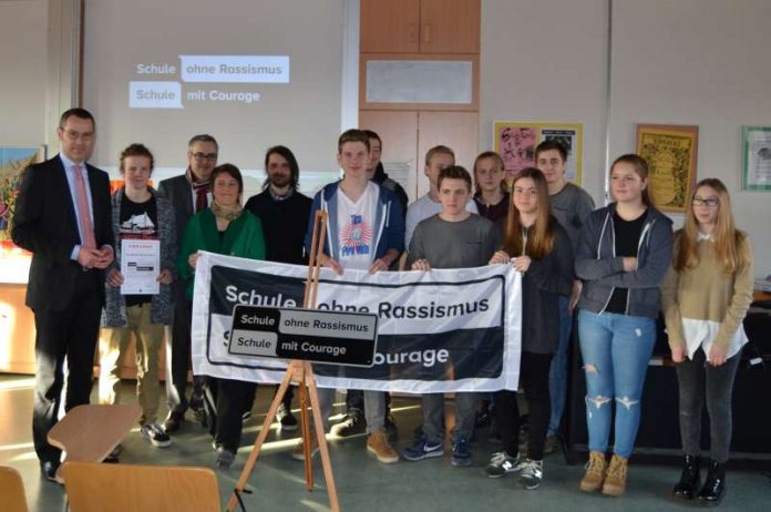 Am diesjährigen Tag des Gedenkens an die Opfer des Nationalsozialismus hat nach dem Otto-Hahn-Gymnasium, der Berufsbildenden Schule Jugendwerk St. Josef und dem Eduard-Spranger-Gymnasium mit dem Max-Slevogt-Gymnasium die vierte Schule der Stadt Landau den Titel „Schule ohne Rassismus - Schule mit Courage“ erhalten. (Foto: Stadt Landau in der Pfalz)