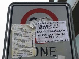 Rund 80 Hinweis- und Verkehrsschilder hat der als „Fassadenschmierer“ bekannt gewordene Landauer mit Plakaten beklebt. 35 wichtige Verkehrsschilder werden jetzt ausgetauscht. (Foto: Stadt Landau in der Pfalz)