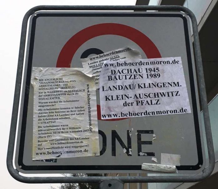 Rund 80 Hinweis- und Verkehrsschilder hat der als „Fassadenschmierer“ bekannt gewordene Landauer mit Plakaten beklebt. 35 wichtige Verkehrsschilder werden jetzt ausgetauscht. (Foto: Stadt Landau in der Pfalz) Rund 80 Hinweis- und Verkehrsschilder hat der als „Fassadenschmierer“ bekannt gewordene Landauer mit Plakaten beklebt. 35 wichtige Verkehrsschilder werden jetzt ausgetauscht. (Foto: Stadt Landau in der Pfalz)
