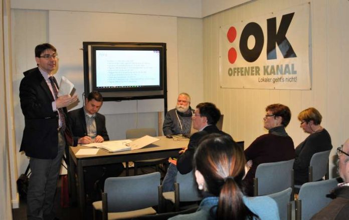 Oberbürgermeister Thomas Hirsch (l.) nutzte die Jahresversammlung des Vereins Offener Kanal Landau, um sich bei den Aktiven des Bürgerfernsehens für deren ehrenamtliches Engagement zu bedanken. (Foto: Stadt Landau in der Pfalz)