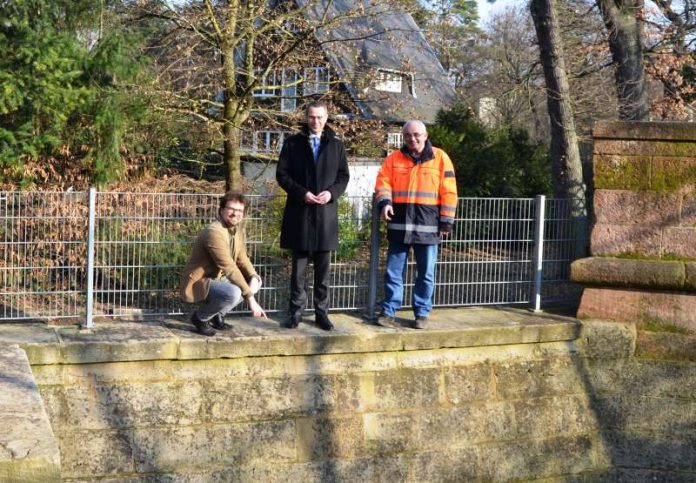 Bürgermeister und Baudezernent Dr. Maximilian Ingenthron (M.), Stadtdenkmalpfleger Jörg Seitz (l.) und Imre Erdelji, Mitarbeiter des städtischen Bauamts, an der Lunette 55 in der Landauer Hindenburgstraße. Das Festungswerk gehört zu den heute noch sichtbaren Teilen der Landauer Festung, die in der zweiten Hälfte des 19. Jahrhunderts geschleift wurde. (Foto: Stadt Landau in der Pfalz)