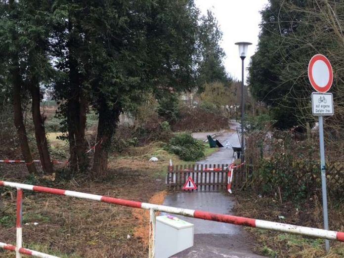 Mit einem Stück Jägerzaun und Schildern wurde der viel genutzte Wirtschaftsweg, der von der Annweilerstraße in nördlicher Richtung zum Kanalweg abgeht und vielen Radfahrerinnen und Radfahrern als kürzester Weg dient, gesperrt. (Foto: Stadt Landau in der Pfalz)