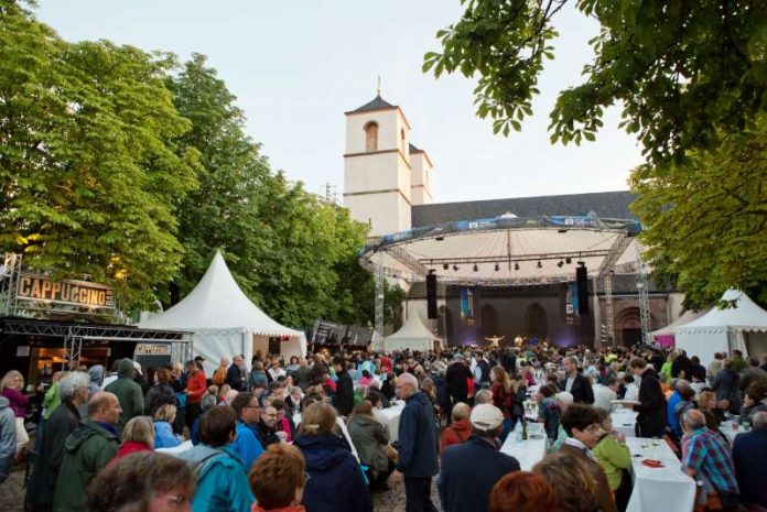 Volksbank-Bühne am Weckerlingplatz (Foto: Bernward Bertram)