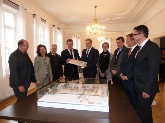 Volker Knaup (Geschäftsführer EGL), Dr. Bettina Enderle (Rechtsanwältin), Helmut Helwig (Notar), Christian Schönung (Bürgermeister), Andreas Frischmann (Projektleiter Bau Schön Kliniken), Claudia Greiff-Reusch (Stellvertretende Bauamtsleiterin), Matthias Herbener (Prokurist EGL), Arne Berndt (Geschäftsführer Bereich Orthopädie Schön Kliniken), Carsten Deutschmann (Klinikleiter Schön Klinik Lorsch) (Foto: Stadt Lorsch)