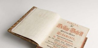 Luther-Bibel von Christoph Sauer in Germantown gedruckt 1743 Titelseite (Foto: HMF/ Horst Ziegenfuß)