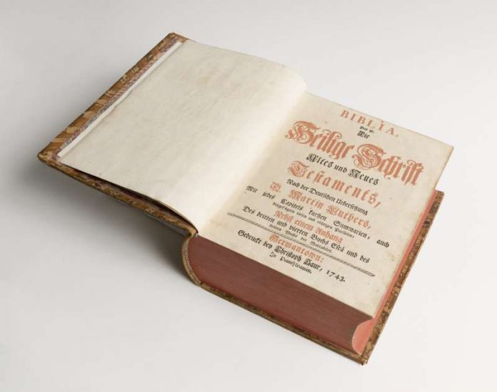 Luther-Bibel von Christoph Sauer in Germantown gedruckt 1743 Titelseite (Foto: HMF/ Horst Ziegenfuß) Luther-Bibel von Christoph Sauer in Germantown gedruckt 1743 Titelseite (Foto: HMF/ Horst Ziegenfuß)