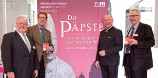 Freuen sich auf die Papst-Ausstellung: (v.l.) Generaldirektor Alfried Wieczorek, Bürgermeister Michael Grötsch, der Mannheimer Eiskonditor Dario Fontanella und Stefan Weinfurter, Direktor der Forschungsstelle Geswchichte und kulturelles Erbe an der Universität Heidelberg / (Quelle: rem, Foto: Lina Kaluza)