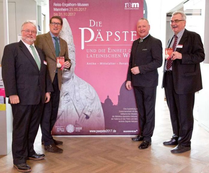 Freuen sich auf die Papst-Ausstellung: (v.l.) Generaldirektor Alfried Wieczorek, Bürgermeister Michael Grötsch, der Mannheimer Eiskonditor Dario Fontanella und Stefan Weinfurter, Direktor der Forschungsstelle Geswchichte und kulturelles Erbe an der Universität Heidelberg / (Quelle: rem, Foto: Lina Kaluza)