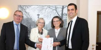 Über die Unterzeichnung der Vereinbarung freuen sich v.l.: Landrat Ernst Walter Görisch, Edith Trossen-Pflug, Karin Mettner und Bürgermeister Maximilian Abstein. (Foto: Simone Stier)