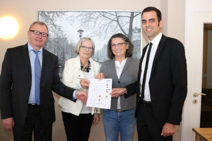 Über die Unterzeichnung der Vereinbarung freuen sich v.l.: Landrat Ernst Walter Görisch, Edith Trossen-Pflug, Karin Mettner und Bürgermeister Maximilian Abstein. (Foto: Simone Stier)