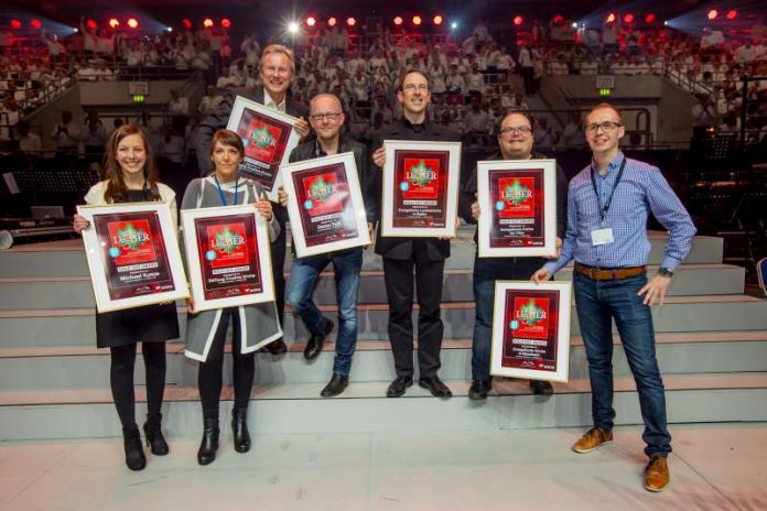 v.l: Christina Redlich (SAP Arena), Melanie Gremm (SAP Arena), Ralf Rathmann (Geschäftsführer Stiftung Creative Kirche), Dieter Falk (Komponist), Achim Plagge (Chordirigent), Maurice Antoine Croissant (Chordirigent), Marcel Volkmann (Stiftung Creative Kirche). (Foto: SAP Arena)