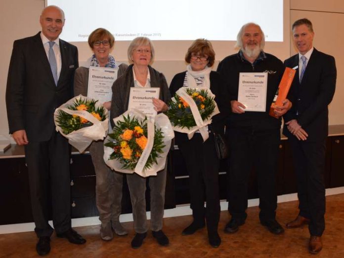 Die Jubilare mit den Bankvorständen Karl-Heinz Reidenbach und Alexander Kostal. (Foto: Volksbank)