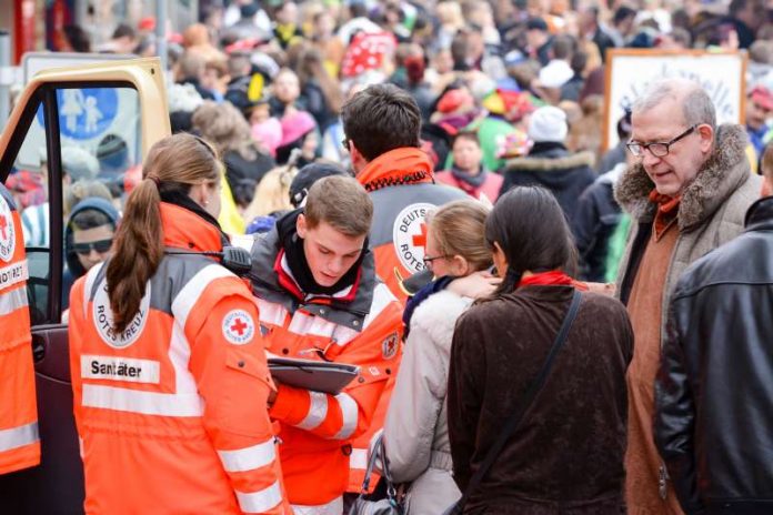 Sanitätsdienst in der Menge (Foto: Köhler/DRK)