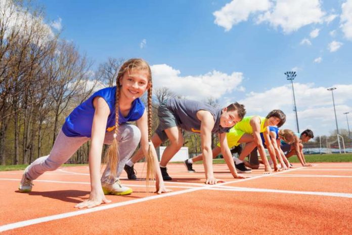 Auf die Plätze, fertig, los: Bis 31 März bei der Sparkasse Vorderpfalz registrieren und für jeder abgelegte Jugendsportabzeichen im Jahr 2016 fünf Euro für die Schule oder den Verein sichern. (Foto: Sparkasse Vorderpfalz) Auf die Plätze, fertig, los: Bis 31 März bei der Sparkasse Vorderpfalz registrieren und für jeder abgelegte Jugendsportabzeichen im Jahr 2016 fünf Euro für die Schule oder den Verein sichern. (Foto: Sparkasse Vorderpfalz)