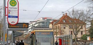 Die Trambahnen der Linie 4 geben ab morgen auf ihren Matrix-Anzeigen bei Fahrten zur Europäischen Schule wieder die „Waldstadt“ als Fahrziel an (Foto: VBK)