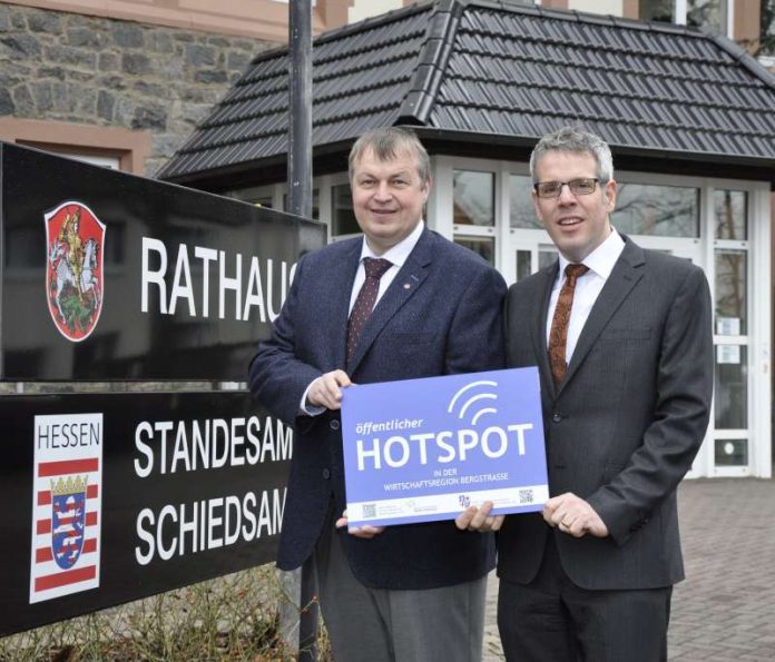 Landrat Christian Engelhardt (r.) überreichte Förderbescheid zur Installierung von WLAN-Hotspots in Bensheim (Foto: Kreis Bergstraße)