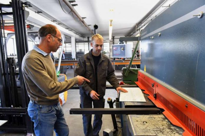 Bei der Schlosserei Weese in Rohrbach-Süd hat sich durch die Teilnahme am „Nachhaltigen Wirtschaften“ insbesondere die Arbeitssicherheit für die 16 Mitarbeiter verbessert. Im Bild zu sehen: Geschäftsführer Klaus Weese (li.) und Metallbau-Fachmann Jochen Stoll. (Foto: Peter Dorn)